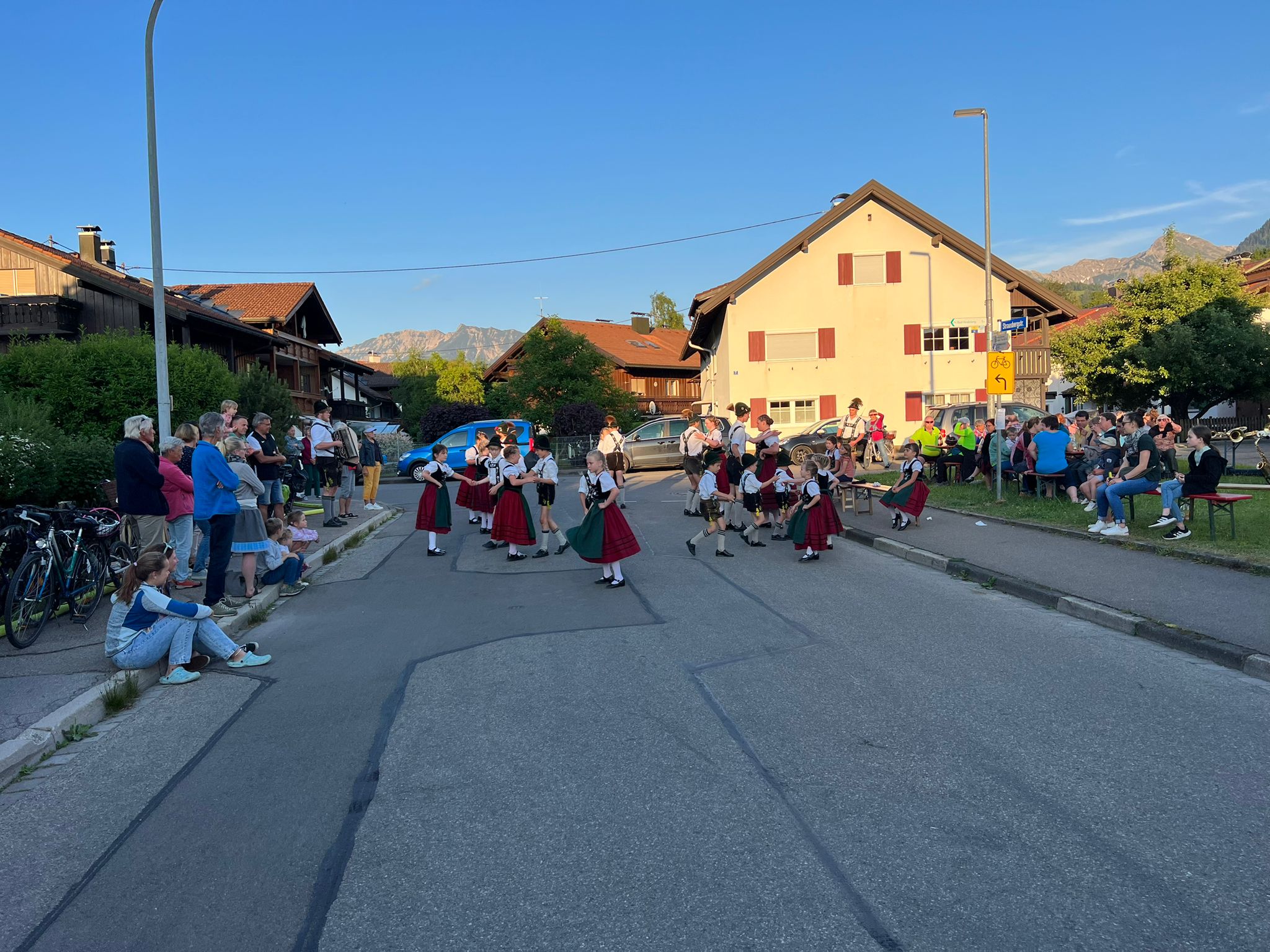 Dorfabend am 13.06 mit FF Binswangen, GTEV Edelweiß und der Dorfmusik Berghofen bei bestem Wetter
